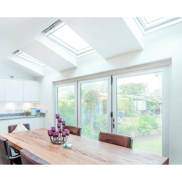 Ventana para tejado giratoria baja pendiente VELUX GBL pintada blanco 3