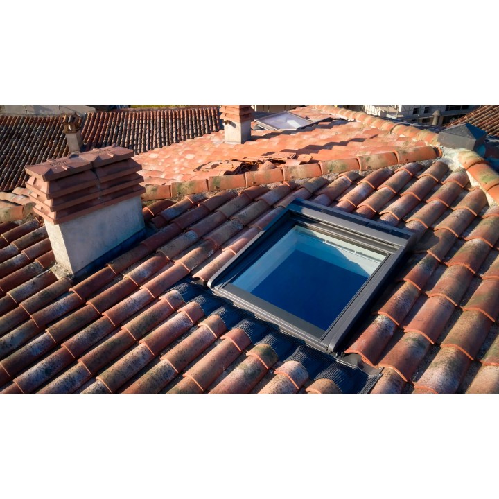 Ventana para tejado giratoria baja pendiente VELUX GBL pintada blanco 7
